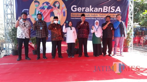 Anggota komisi X DPR RI Lathifah Shohib (empat dari kiri) beserta jajaran Forkopimda Kabupaten Malang saat meresmikan agenda GerakanBISA.