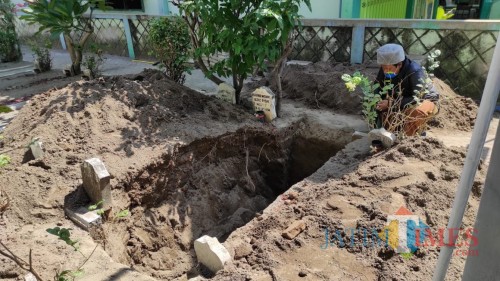 Lokasi makam KH Hasyim Wahid yang sudah digali. (Foto : Adi Rosul / JombangTIMES)