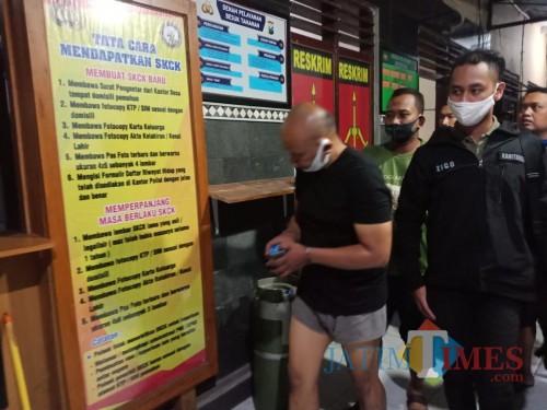 Pelaku saat digelandang di Mapolsek Mojowarno. (Foto : Adi Rosul / JombangTIMES)