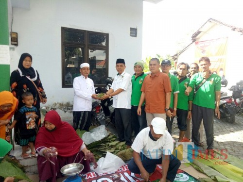 Penyerahan daging kurban oleh Ketua DPC PPP Lumajang H. Akhmat ST (Foto : Moch. R. Abdul Fatah / Jatim TIMES)