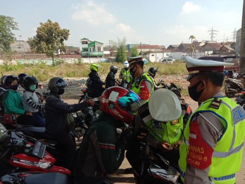 Petugas Satlantas Polresta Malang Kota saat melakukan razia kendaraan (Ist)