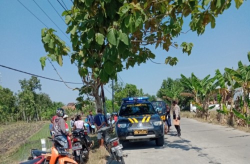 Petugas membantu evakuasi korban laka
