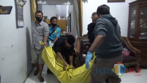 Proses evakuasi mayat Sri Istuning Ati (48) setelah dibunuh suaminya sendiri, Safa'at (49). (Foto : Adi Rosul / JombangTIMES)