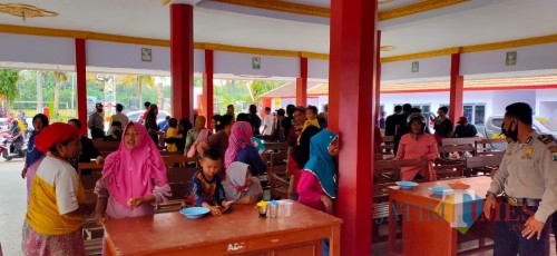 Ratusan warga saat protes dan memenuhi balai desa Wringinagung Jombang (foto : Moh. Ali Makrus / Jatim TIMES)