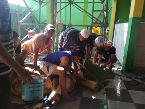 Suasana saat pemotongan hewan kurban di Lapas Kelas 1 Malang oleh para narapidana. (Ist)