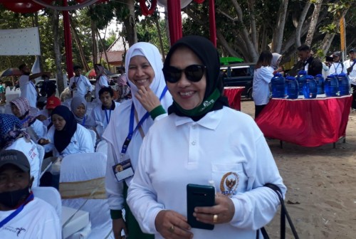Lahtifah Shohib (kaca mata hitam) anggota komisi X DPR RI saat menanggapi perihal namanya yang dikabarkan bakal turut bertarung di Pilkada Kabupaten Malang