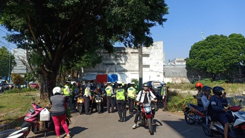 Petugas kepolisian yang tengah melakukan razia kendaraan dalam rangka Operasi Patuh Semeru 2020 (ist)