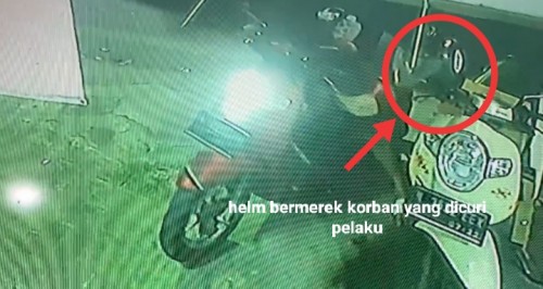 Potongan gambar CCTV saat pelaku beraksi mencuri helm milik karyawan toko di kawasan Kedungkandang (Ist)