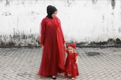 Gaya busana fashionable dan kompaknya penampilan hijabers Wilda Uliarosa bersama sang anak. (Foto: instagram @wilda_uliarosa).