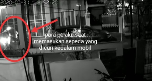 Para pelaku saat beraksi memasukkan sepeda curian ke mobil. (Ist)