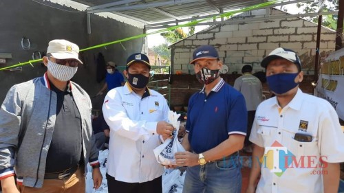 Pembagian daging kurban oleh PKS Kota Malang saat perayaan Hari Raya Idul Adha (Istimewa).