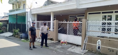 Penyerahan bantuan sosial kepada warga yang melakukan isolasi mandiri di Kelurahan Buring. (Istimewa).