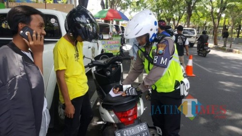 Petugas Kepolisian Lalu Lintas Polres Pamekasan saat menindak pengendara yang melanggar lalu lintas
