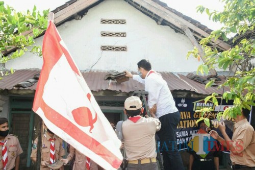 Wali Kota Kediri Abdullah Abu Bakar menurunkan genting rumah milik Paisah.(ist)