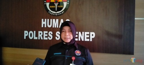 Kasubag Humas Polres Sumenep, AKP Widiarti S saat ditemui diruang kerjanya. (Foto: Syaiful Ramadhani / Sumenep Jatim Times)