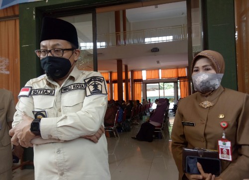 (dari kiri) Wali Kota Malang Sutiaji dan Kepala Disdikbud Kota Malang Zubaidah. (Foto: Ima/MalangTIMES)