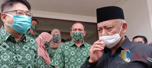 Bupati Malang, HM Sanusi (baju hitam) saat mengunjungi salah satu perusahaan rokok di Kabupaten Malang
