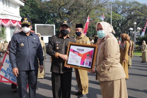 Kepala Dispendukcapil Kota Malang Dra. Eny Hari Sutiarny saat menerima penghargaan Top 3 Terbaik KIPP 2020 (istimewa)