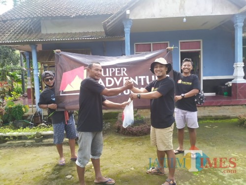 Pembagian hewan kurban di ujung timur Pulau Jawa
