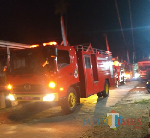 Petugas beserta mobil pemadam kebakaran saat berupaya memadamkan api di Turen. (Foto : PPK Kabupaten Malang for MalangTIMES)