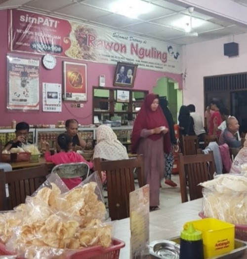 Suasana RM Rawon Nguling, Tongas yang ramai di media sosial (istimewa)