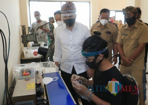 Wagub Jatim Emil Tinjau Produksi Masker di Kota Mojokerto (Foto: Diskominfo Jatim)