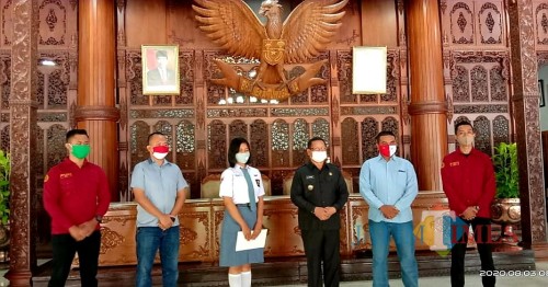 Wakil Ketua PPI Jatim Tri Hari Kustanto saat mendampingi Dhea Lukita Andriana pamit kepada bupati Tulungagung.