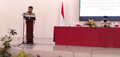 (dari kiri) Sekretaris Disdikbud Kota Malang Totok Kasianto saat memberikan laporan dan Wali Kota Malang Sutiaji (duduk). (Foto: Ima/MalangTIMES)