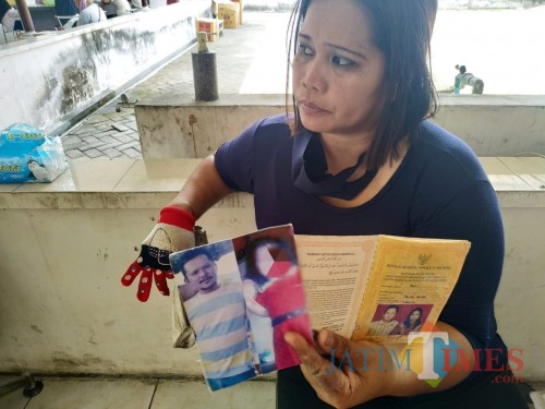 Denok tunjukkan buku nikah dan foto anak dan suaminya (Foto: Anang Basso/ TulungagungTIMES)