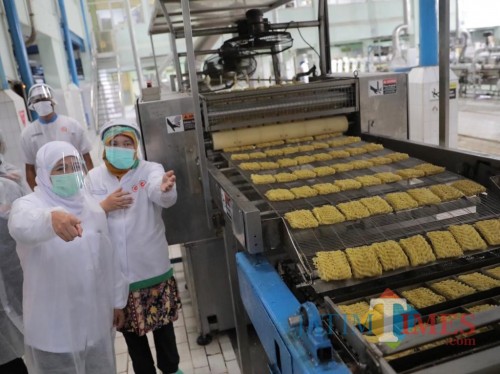 Gubernur Jatim Khofifah Indar Parawansa ketika mengunjungi pabrik Indofood