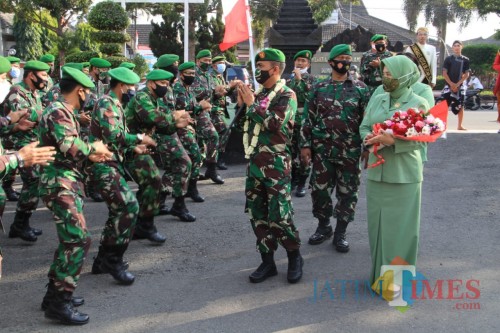 Letkol Arh Dian Musriyanto disambut oleh prajurit Kodim 0808/Blitar.(Foto : Aunur Rofiq/BlitarTIMES)