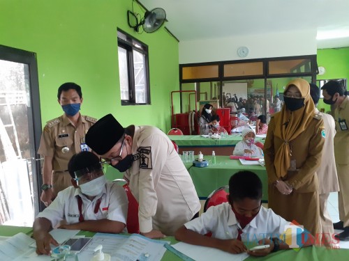Wali Kota Malang Sutiaji (berkopyah) meninjau aktivitas siswa sekolah saat belajar daring di Kelurahan Bandulan, Kecamatan Sukun Kota Malang. (Arifina Cahyanti Firdausi/MalangTIMES).