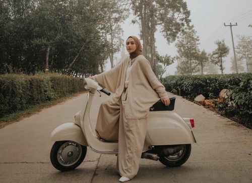 Nisacookie saat memadukan busana outer sweater oversize. (Foto: instagram @nisacookie).