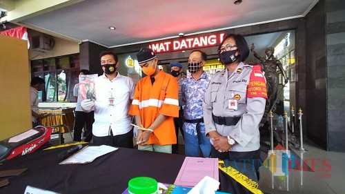 Pelaku (berbaju orange) terlihat tertunduk malu saat dirilis di Polresta Malang Kota (Anggara Sudiongko/MalangTIMES)