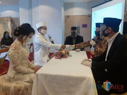 Simulasi pernikahan di tengah pandemi covid-19 di Kota Malang. (Arifina Cahyanti Firdausi/MalangTIMES).