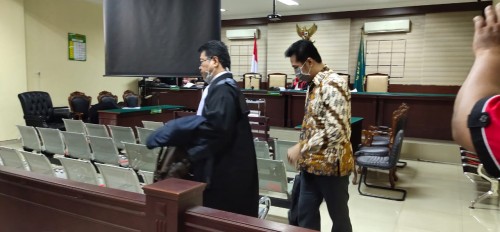 Supriyono (baju coklat) saat meninggalkan ruang sidang setelah vonis (ist)