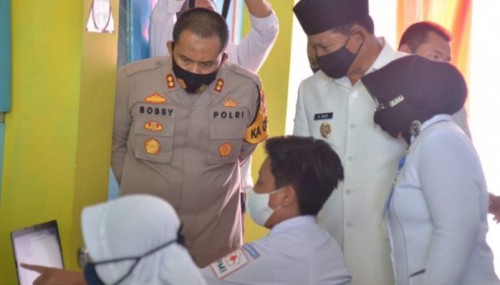 Wali Kota Madiun bersama Kapolres saat meninjau siswa di SMPN 8 Madiun