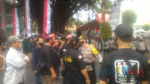 Suasana aksi damai Apestangi Banyuwangi di depan Kantor Pemkab Banyuwangi (Nurhadi Banyuwangi Jatim Times)