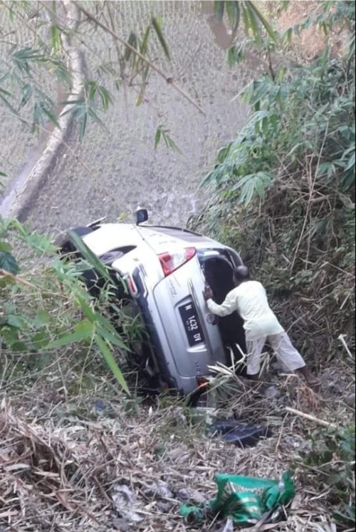 Kondisi kendaraan beserta pengemudi mobil sesaat setelah mengalami kecelakaan tunggal (Foto : Istimewa)