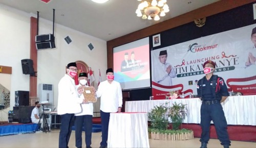 Bakal Pasangan Calon Bupati dan Wakil Bupati, Sanusi-Didik saat menunjukkan surat tim kampanye Malang Makmur bersama Hari Sasongko, Rabu (5/8/2020) malam.