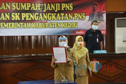 Bupati Kediri Hj Haryanti Sutrisno mengambil sumpah para CPNS. (ist)
