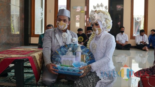 Dion dan Tyas menikah di Masjid Mapolres Blitar Kota.