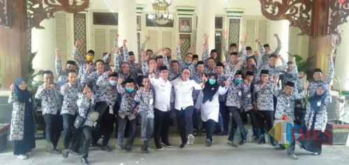 Fasilitator atau pendamping Wira Usaha Baru (WUB) Pamekasan saat berswafoto dengan Bupati Pamekasan Badrut Tamam.