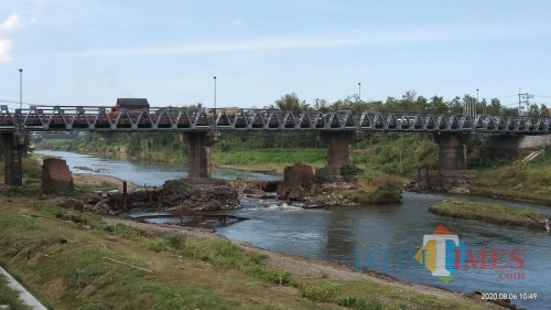 Jembatan Ngujang yang menghubungkan Kecamatan Ngantru dan Kedungwaru rencananya akan dibongkar tahun 2021. (Joko Pramono for Jatim TIMES)
