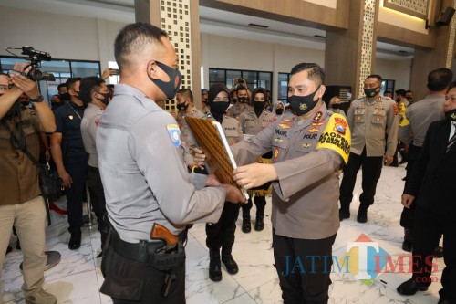 Kapolda Jatim memberikan penghargaan kepada Bripka Joko Pramusinto atas kiprahnya membina warga di Kampung Tangguh