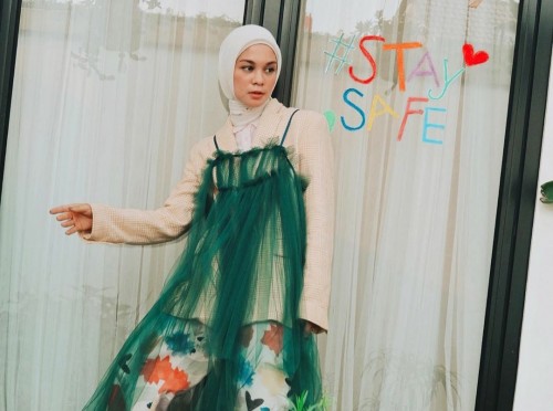 Gaya busana Tantri Namirah saat memakai dress tanpa lengan dengan hijab. (Foto: Instagram @tantrinamirah).