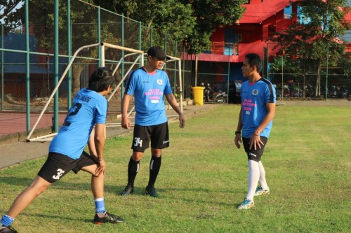 Joko Susilo (bertopi) saat berbincang dengan Tommy Pranata (kanan) sebelum bermain bola bersama (istimewa)