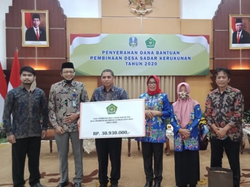 Kepala Kementerian Agama (Kemenag) Kota Batu Nawawi bersama Kepala Desa Mojorejo Rujito, dan Kepala Kesbangpol Suliyanah di Grahadi Surabaya. (Foto: istimewa)