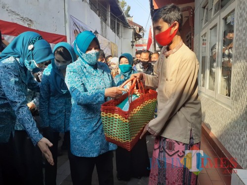 Ketua Umum TP PKK Tri Tito Karnavian (tiga dari kiri) saat membagikan masker kepada salah satu warga di Kampung Kayu Tangan Heritage, Kota Malang, Jumat (7/8). (Arifina Cahyanti Firdausi/MalangTIMES).