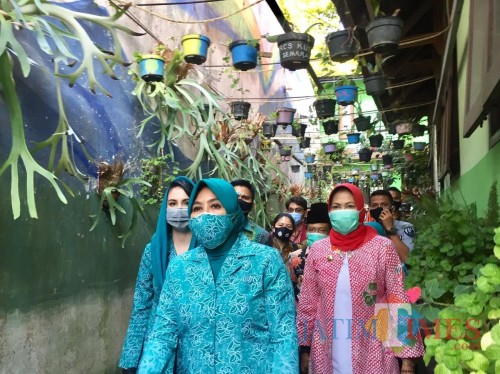 Ketua Umum TP PKK Tri Suswati Tito Karnavian didampingi Ketua TP PKK Jatim Arumi Bachsin bersama Wali Kota Batu Dewanti Rumpoko saat berada di Kampung Ekologi, Keluruahan Temas, Kecamatan Batu, Jumat (7/8/2020). (Foto: Irsya Richa/MalangTIMES)